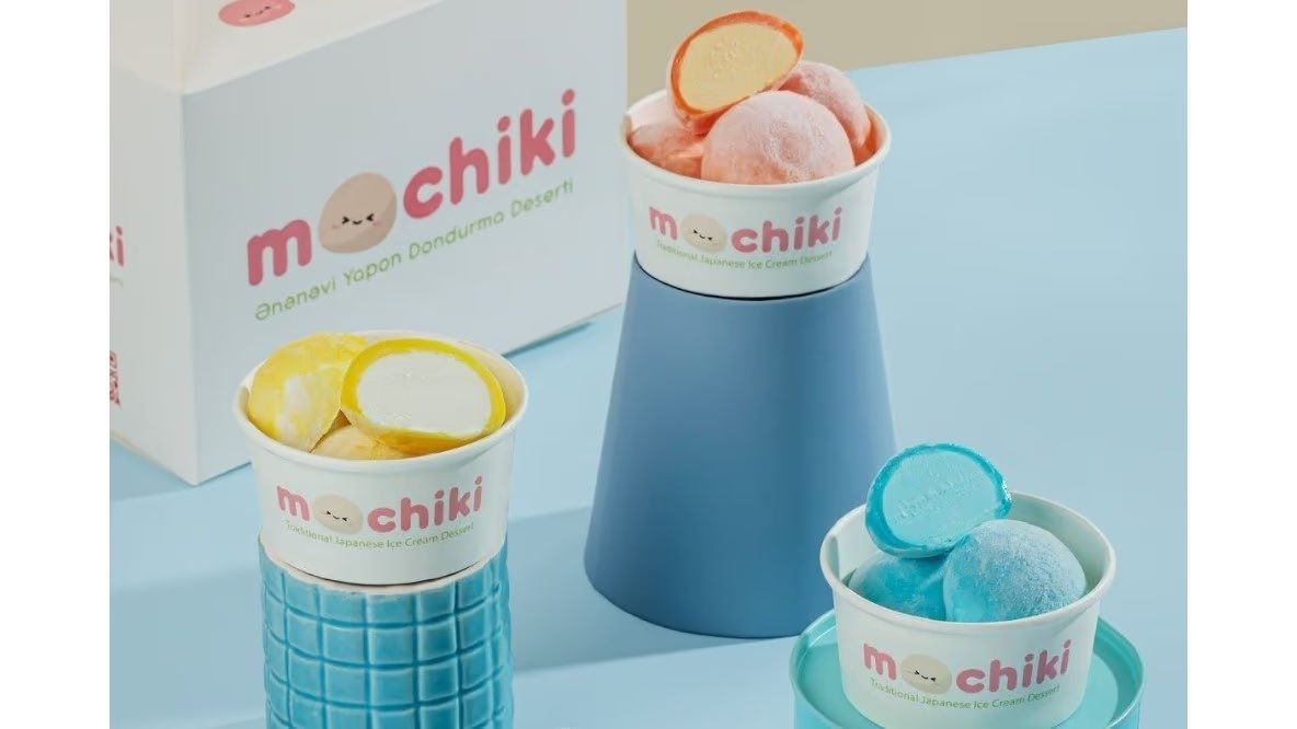 Mochiki hədiyyə qutusu və rəngli mochi stəkanları